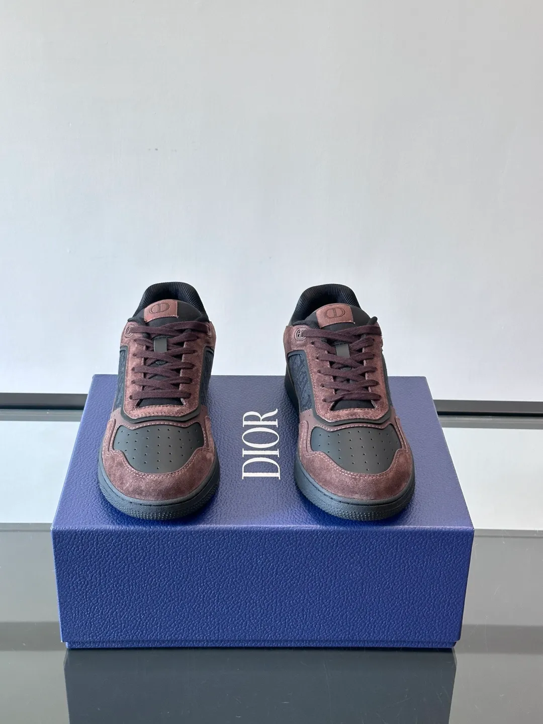 Men's shoes 💰p400 "DIO＊" low-top B27 casual sports shoes, this B27 low-top B27 Dio*'s classic item comes from the DIOR.TEARS joint series. Carefully crafted from first-grain cowhide, it is decorated with laser-drawn Oblique prints and is layered with cotton styling details to display the 💰peace Sign pattern from the Dio*Tears collaboration series. It is paired with white Oblique Galaxy print-effect leather panels to enhance the style. The two-tone rubber sole, tongue and backside feature the Dior Tears logo, CD Icon eyelets and rich classic details. Elevate any outfit and pair with other Dior Tears pieces for matching looks. Size: 38-44 Male 38-44 (45 46 customized)